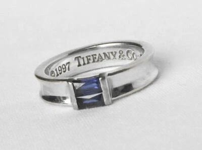 Anillo Tiffany + Co Oro Blanco 18k Baguette Zafiro Apilable Banda 1997 Foto 1 de 4