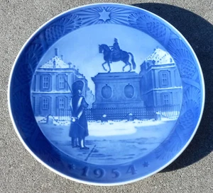 Royal Copenhagen Jul 1954 "Amailenborg Slot (Palace)" Annual Christmas Plate 7" - Picture 1 of 21