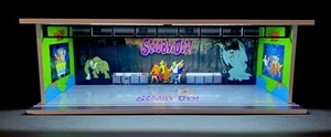 Scooby Motiv 1:64 Modellgarage Diorama LED Beleuchtung! SCHNELLER VERSAND für Hot Wheels - Bild 1 von 4