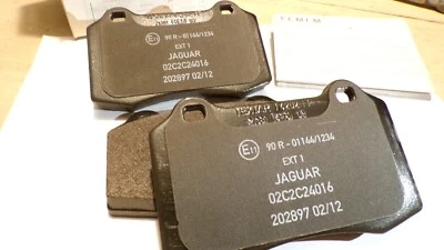 Juego de cuatro pastillas de freno OEM # C2C24016 Jaguar XJ8 XJR Foto 1 de 4