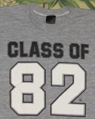 Camiseta De Colección CLASE OF 82 Gris Rayón Tri Mezcla Pequeña S Foto 1 de 4