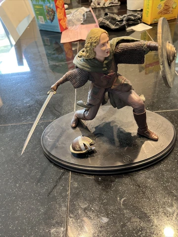 Eowyn Sideshow Statue Cover