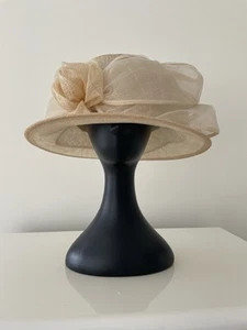 Crema/Beige Ocasión Especial ~ Madre de Novia, Boda o Razas ~ La Caja del Sombrero - Imagen 1 de 7