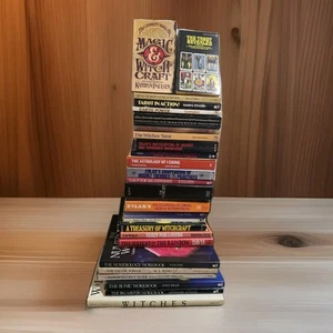 Lot of 30 Vintage Mystic Books - Tarot, Numerology, Witchcraft, Occult, Etc. - Bild 1 von 11