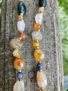 Collana vintage con pietre naturali lucide e perle tono oro chiusura a botte 25,5" - Foto 1 di 12