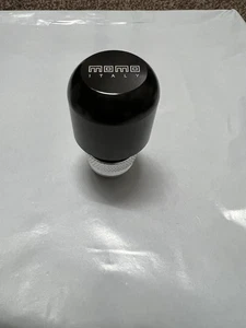 Universal Negro Momo Perilla de Cambio Engranaje Deportivo Aluminio Reino Unido Stock - Imagen 1 de 3