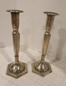 2 antike Kerzenständer Tischplatte aus geätztem Messing  - Bild 1 von 5