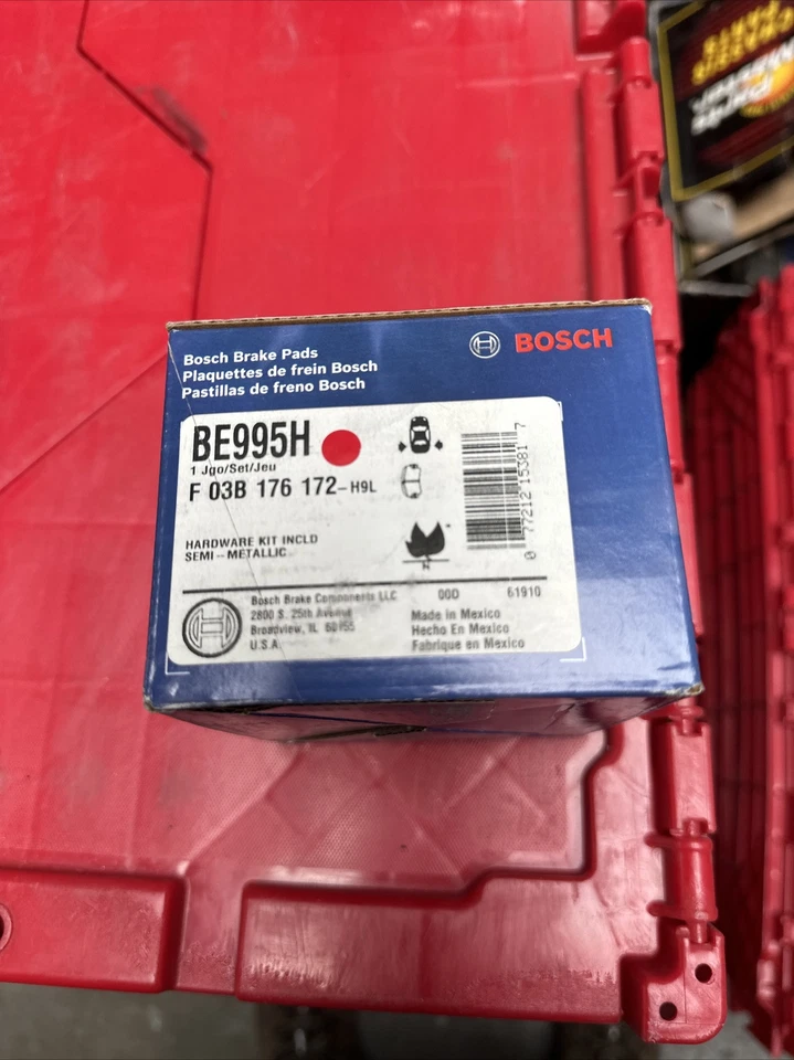 Juego de pastillas de freno de disco traseras originales Bosch azul con hardware para Toyota Sienna 2004 Foto 1 de 1