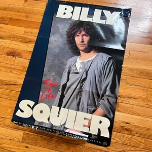 Poster Vintage Billy Squier Rock n Roll Segni di Vita Album Promo 1984 PICCOLI STRAPPI - Foto 1 di 12