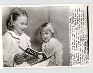 Foto de prensa de Terri & Mary Ann drenaje víctimas quemaduras recuperada Chicago 1951 - Imagen 1 de 2
