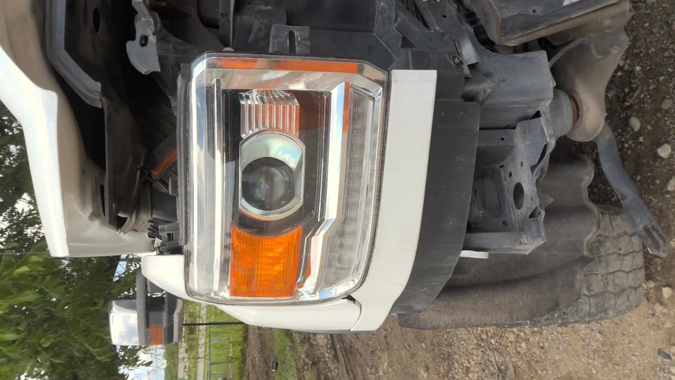 Passenger Right Headlight Fits 17-19 SIERRA 2500 PICKUP 1737588 - Image 1 of 1