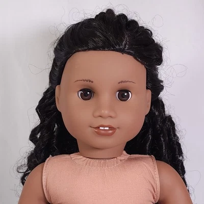 Muñeca American Girl Truly Me 18" JLY #67 ojos marrones, cabello oscuro rizado, molde Sonali Foto 1 de 4