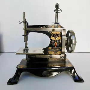 PETITE MACHINE A COUDRE D'ENFANT EN MÉTAL - MARQUE CASSIGES - SUPERBE ÉTAT - Picture 1 of 10
