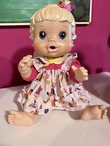 Bella bambolina Hasbro in vinile Doll Poupee - Foto 1 di 6