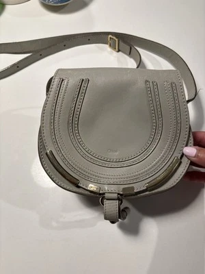 Bolso Bandolera Chloe Pequeño Marcie Cuero Gris Claro Precio de venta sugerido por el fabricante $1450 Foto 1 de 4