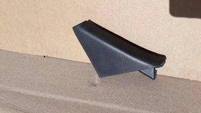 Оригинальная внутренняя угловая треугольная накладка на переднюю водительскую дверь Honda Element 2003–2011 годов выпуска - Изображение 1 из 4