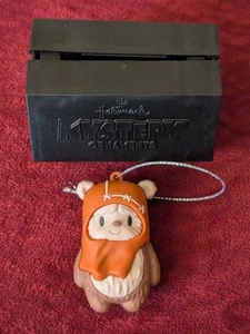 Walt Disney Star Wars Hallmark Mystery Ornament - Wicket the Ewok Weihnachten - Bild 1 von 1