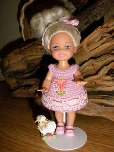 Muñeca Barbie Kelly, ropa de ganchillo, zapatos, soporte Kaiser (cordero no incluido) - Imagen 1 de 2