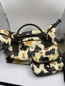 Dooney & Bourke Scottie Perro Cubo Monedero y Muñequera Conjunto Crema Negro con Dije - Imagen 1 de 8