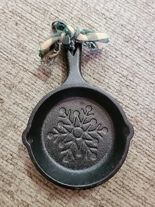LODGE Cast Iron Skillet 2017 Christmas Ornament Snowflake 6" X 4" Tiny Small  - Picture 1 of 8