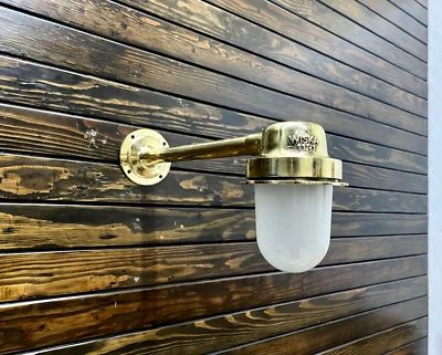 Vecchia lampada nautica da parete in metallo ottone per esterno con vetro bianco - Immagine 1 di 4
