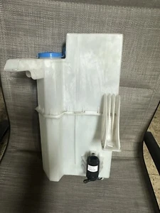 Nissan NV1500 2019 Windshield  Fluid Reservoir With Pump - Picture 1 of 3
