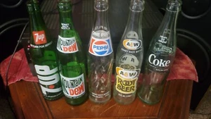 Alte 16 Unzen Sodaflaschen Cola 7up Rootbeer Pepsi Mountain Dew - Bild 1 von 2