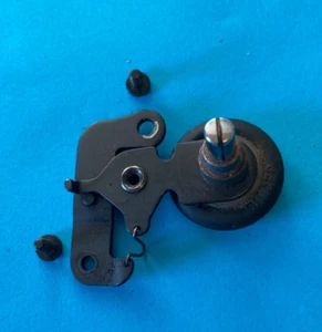 SINGER SEWING MACHINE BOBBIN WINDER (INTERNAL) BRITISH VINTAGE ORIGINAL p689 - Picture 1 of 2