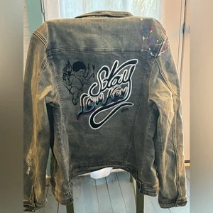 Black Keys Stay LowKey Farbspritzer Jeansjacke (weiß/blau/pink) KYS Neu mit Etikett - Bild 1 von 4