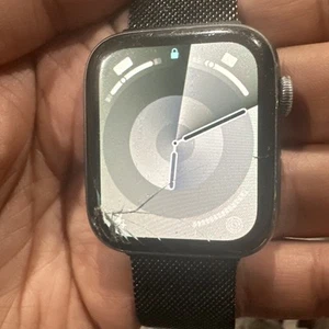 Apple Watch Series 4 Smart Watch Unisex Black 44mm LOCKED Broken Scren FOR PARTS - Photo 1 sur 14