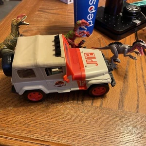 Jurassic World Jeep Wrangler camion 2020 JP12 con 3 dinosauri giurassici - Foto 1 di 10
