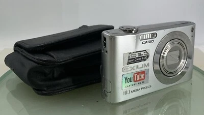 CASIO EXILM EX-Z100 CAMERA MINOR DOTS ON SCREEN SILVER WITH COVER TESTED - 731 - Image 1 of 4