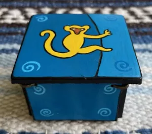 ✅ RARO De Colección Taller Manos Costa Rica Pequeña Caja Baratija Cuero Azul Mono Amarillo - Imagen 1 de 12