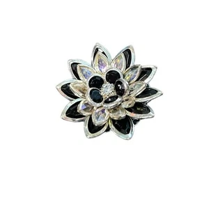 Prendedor 3D vintage firmado Avon esmalte negro y pétalo iridiscente tono plata usado en excelente estado - Imagen 1 de 3
