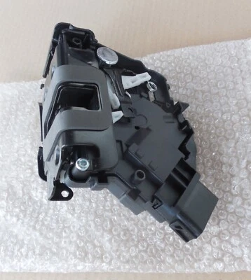 Ford Focus + C-Max Front Left Door Lock Ford Finis 4896707 - 3M5A-R21813-ET - Image 1 of 4