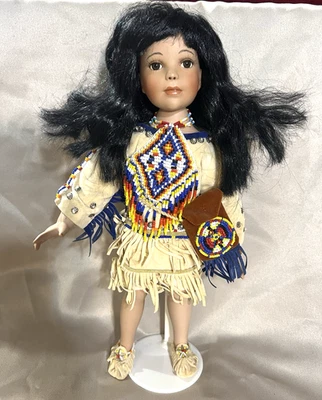 Muñeca de porcelana firmada de pie joven nativa americana 14" Q237 (2550) Foto 1 de 4