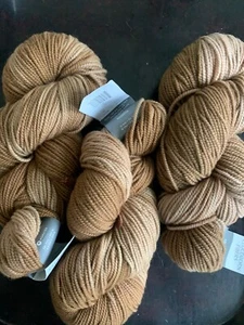 Hervidor de agua Cloudborn Highland Worsted teñido 3 madejas de sándalo abigarrado 3,5 oz ea - Imagen 1 de 6