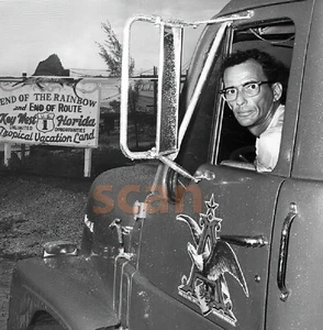 Trucker Driver 1950 llegando al final de Rt 1 Key West fotografía 8 x 8 - Imagen 1 de 1