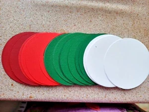 Tarjeta artesanal redonda roja, verde y blanca de 33 x 72 mm de diámetro - recortes NUEVO - Imagen 1 de 1