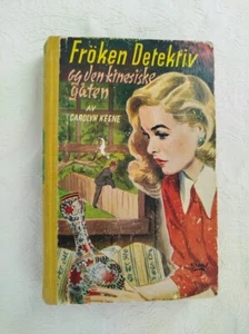 Libro norvegese Nancy Drew 1950 - L'indizio del camino pendente - Carolyn Keene - Foto 1 di 4