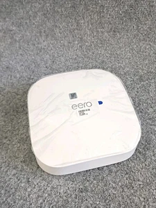 eero Pro 6 Tri-Band Mesh Wi-Fi 6E K010001 - Bild 1 von 4