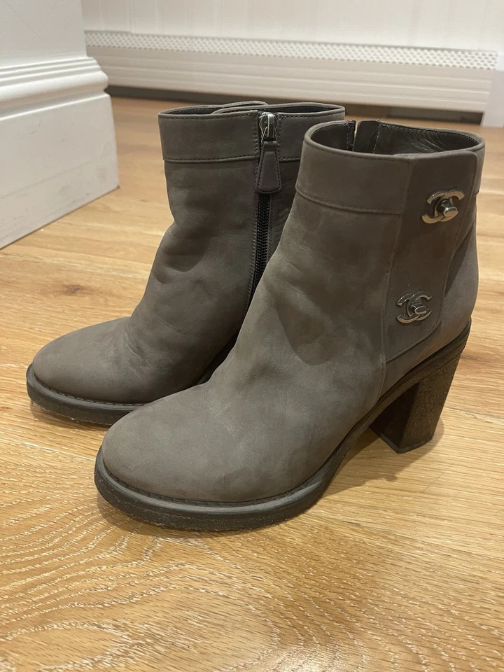 Botines Chanel, herrajes CC entrelazados, excelente estado, talla EU38 Foto 1 de 4