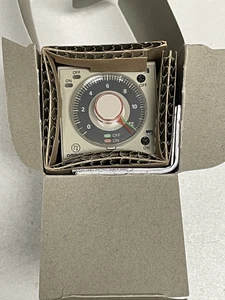 Omron / Timer / H3CR-F8 - Picture 1 of 2
