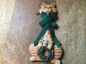 Kurt Adler Cat with Mouse Wreath & Bow Christmas Ornament VTG - Picture 1 of 2