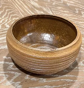 "Cuenco de plato esmaltado texturizado acanalado marrón bronceado de cerámica artística de estudio de 5"" de diámetro firmado" - Imagen 1 de 17