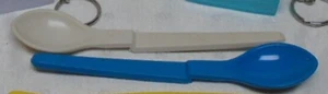 Dos cucharas colgantes Tupperware de 5 1/2" cucharas de alimentación/servir azul y blanco nuevas - Imagen 1 de 1