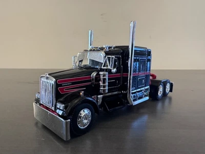 Kenworth W990L 1/64 DCP/primera marcha cabina para dormir - negro con rayas rojas Foto 1 de 4