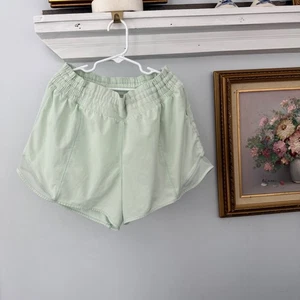 Pantalones Cortos Lululemon Hotty Hot Tiro Alto Largo 4" en Momento Como Nuevo Verde Atlético - Imagen 1 de 5