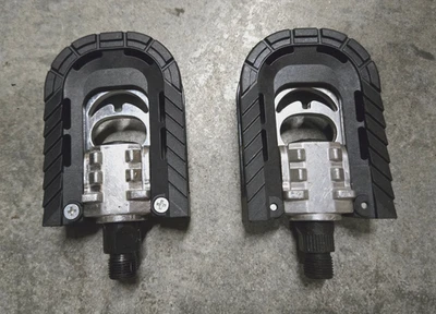 Pedais de plataforma dobráveis de bicicleta pretos, rosca universal 9/16" com refletores laterais - Imagem 1 de 3