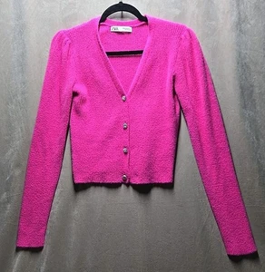 Zara Damen Medium Hot Pink Jeweled Knopfleiste V-Ausschnitt Cropped Cardigan Top - Bild 1 von 6